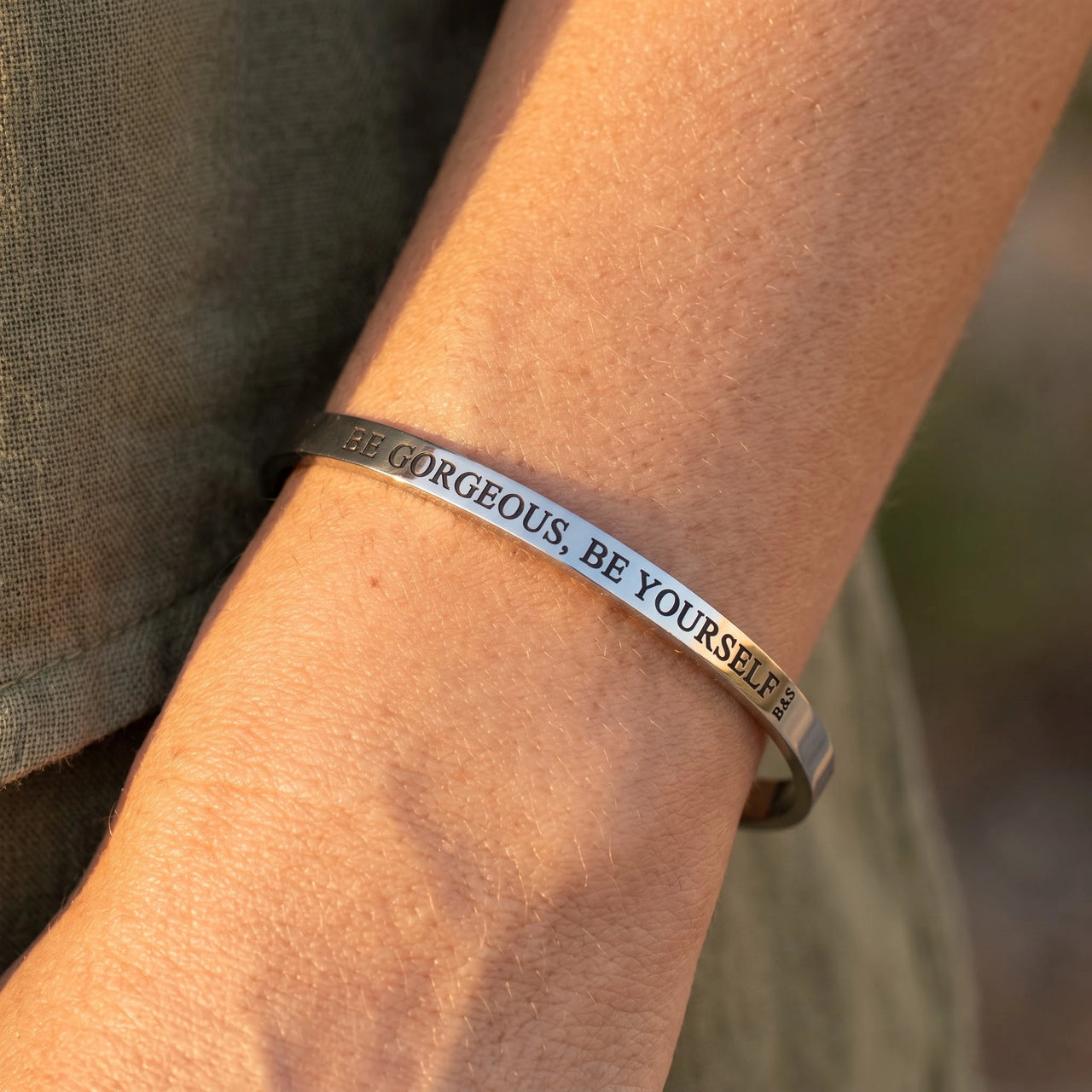 Affirmation bracelet — close-up of the details, silver | SKU: bgby-wg