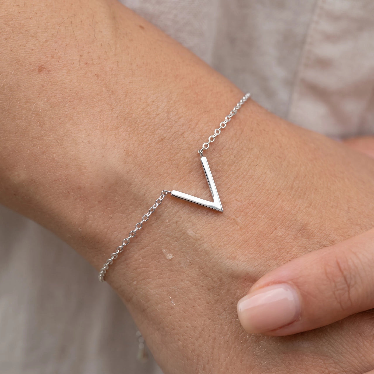 Chevron bracelet — close-up of the details, silver | SKU: 9443177-white-gold