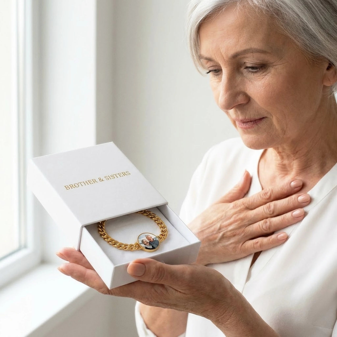 The gold round photo bracelet in the Brother & Sisters gift box | SKU: TPH-RNDB-GOLD
